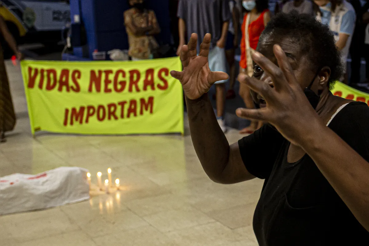 LONDRINA, PR, 22.11.2020 - ManifestaÃ§Ã£o, Carrefour - Manifestantes organizaram a primeira carreata "XÃ´ Racismo" com partida no estÃ¡dio do cafÃ© e final em frente ao mercado Carrefour, onde seguranÃ§as assassinaram JoÃ£o Alberto espancado em um mercado do mesmo grupo em Porto Alegre. Londrina 21/11/2020 - (Foto: Isaac Fontana/FramePhoto/Folhapress)