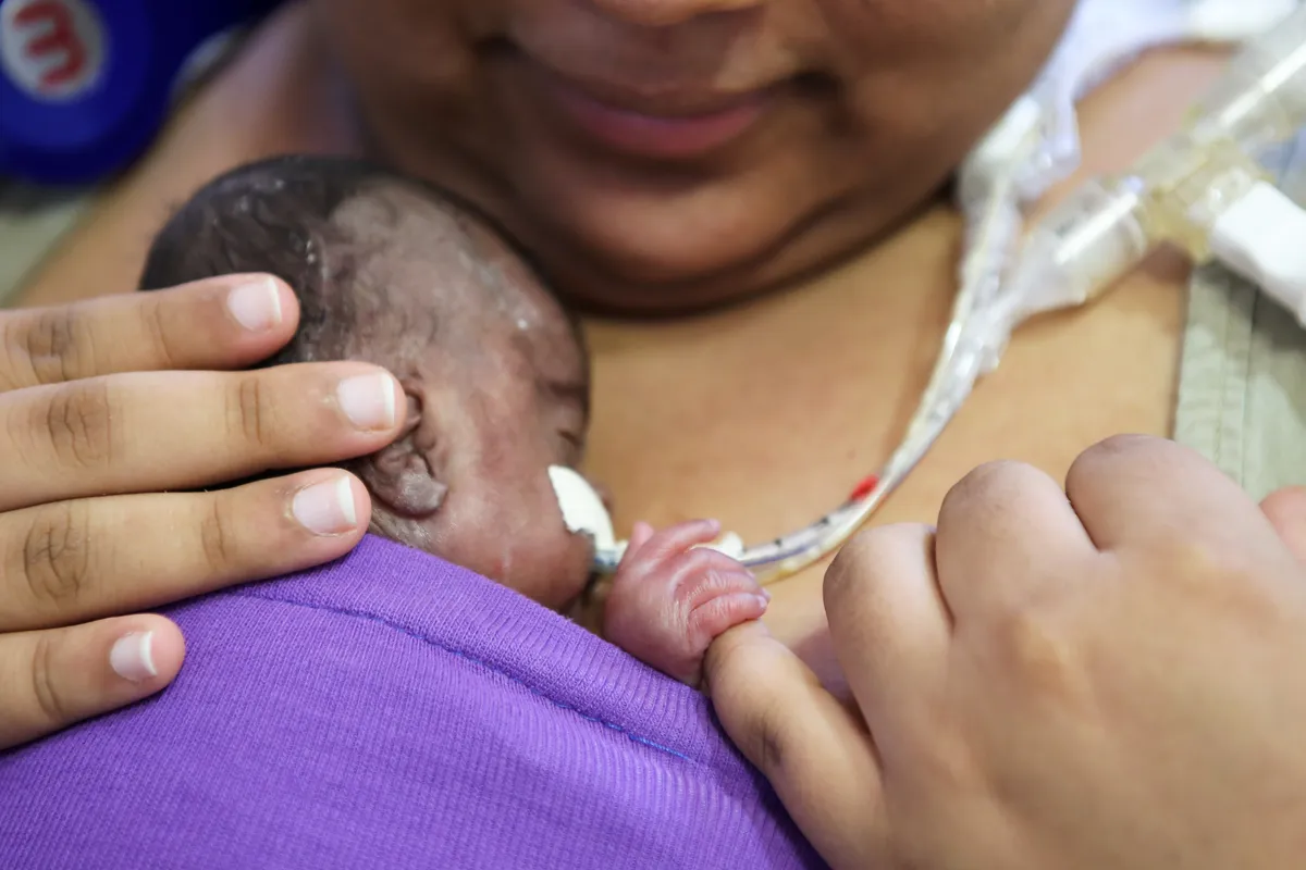 musicoterapia para bebes prematuros no hospital universitario de londrina. foto: roberto custodio - folha de londrina - 10-03-2020. beatriz e o filho francisco.