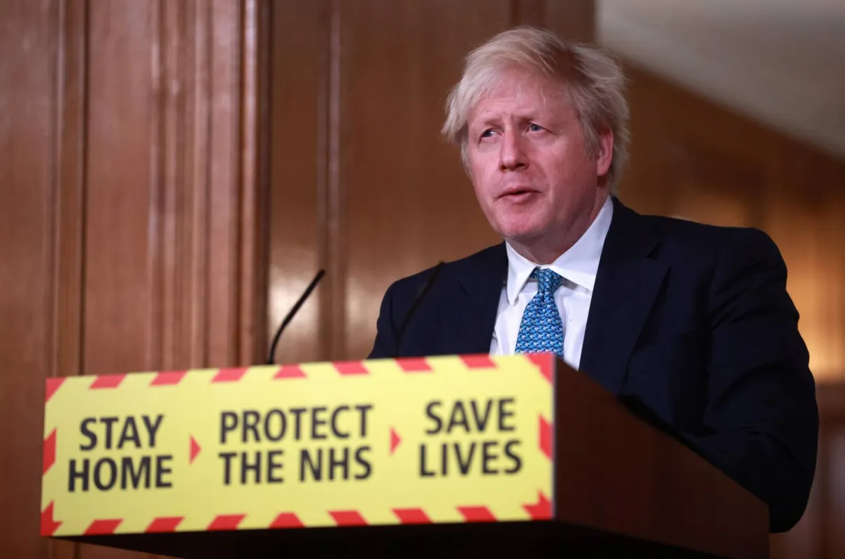 O primeiro-ministro Boris Johnson conta com a aceleração da campanha de vacinação para relaxar as restrições do novo confinamento