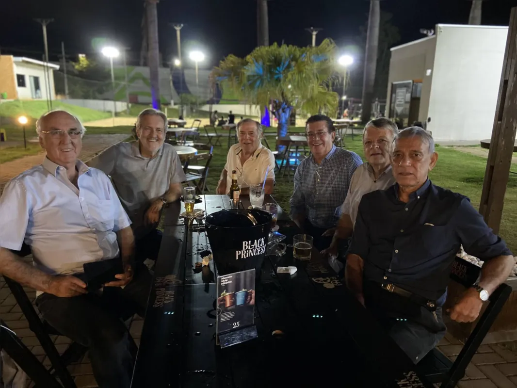 Imagem ilustrativa da imagem Grupo de economistas comemora 52 anos de amizade