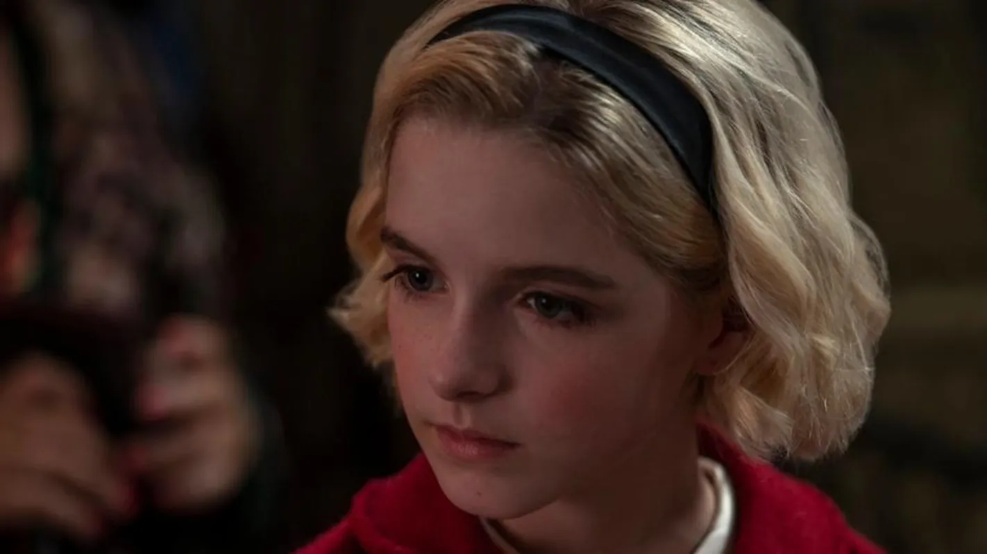 Mackenna  Grace caracterizada como Sabrina no especial de natal da série Mundo Sombrio de Sabrina