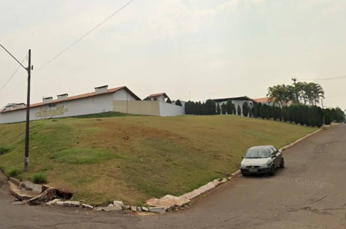 Um homem de 35 anos foi morto na madrugada deste domingo (13),  depois de ter sido atingido por três facadas no quarto de um motel em Londrina.