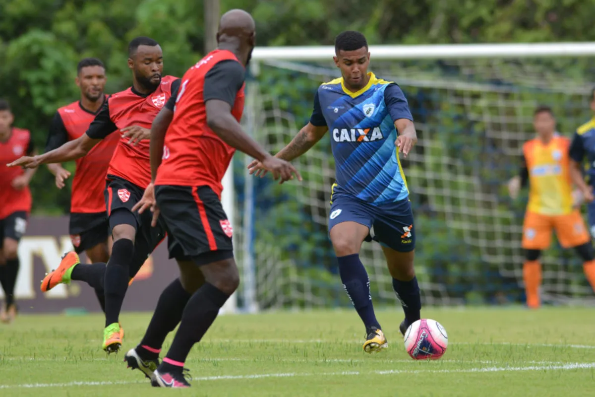 Atacante chegou a disputar um jogo-treino no Tubarão