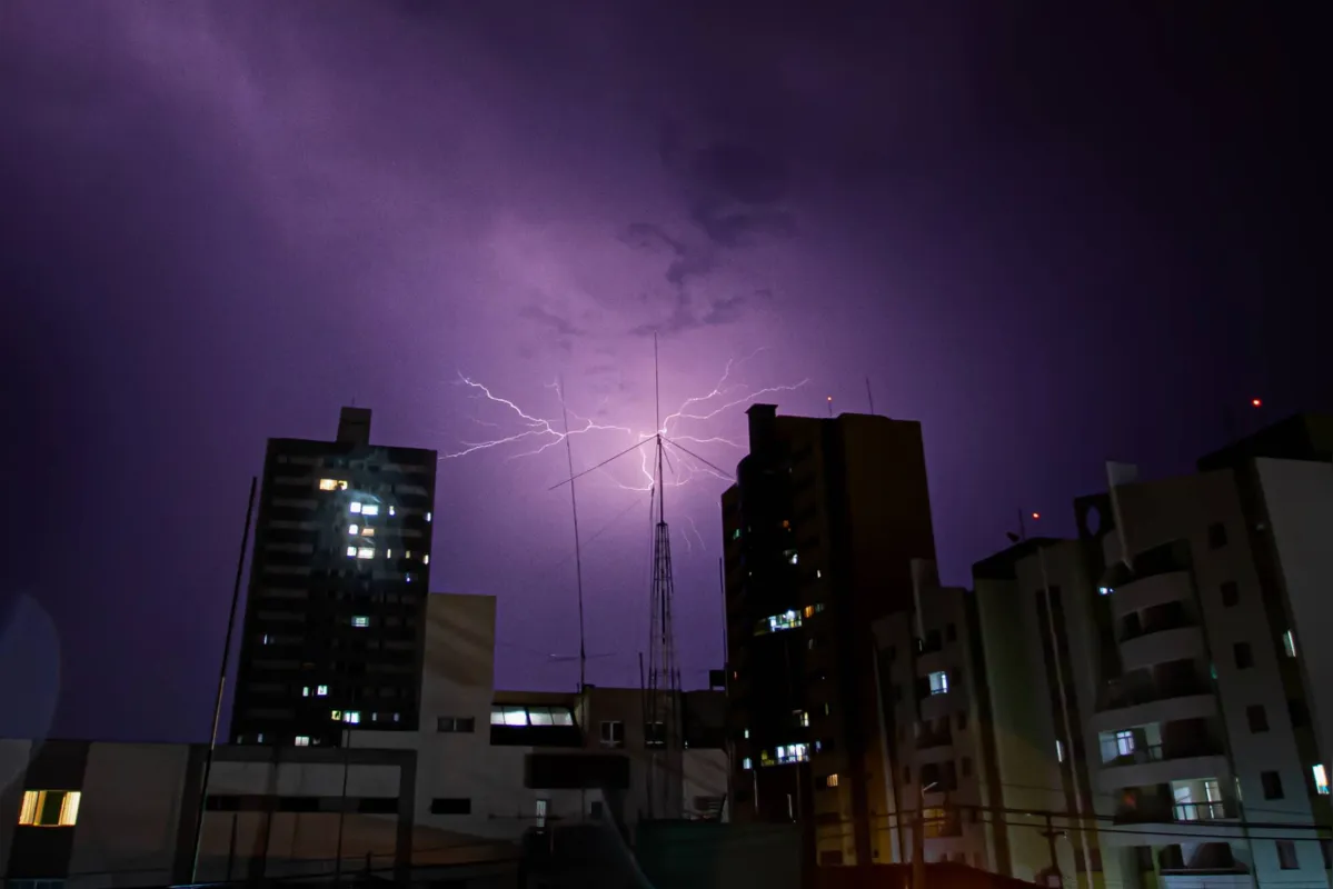 Imagem ilustrativa da imagem Londrina foi 'atingida' por mais de nove mil raios em 2020