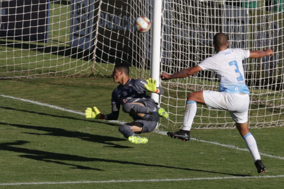 O zagueiro Marcondes desperdiçou a melhor chance de gol do Londrina no jogo