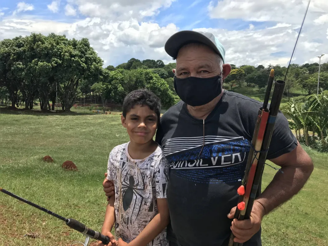 "Só tem nós dois aqui, não tem aglomeração, bem mais tranquilo, a gente vem fora do horário de pico”, explica Antônio Aparecido Machado, que foi pescar com o neto no Lago Cabrinha 