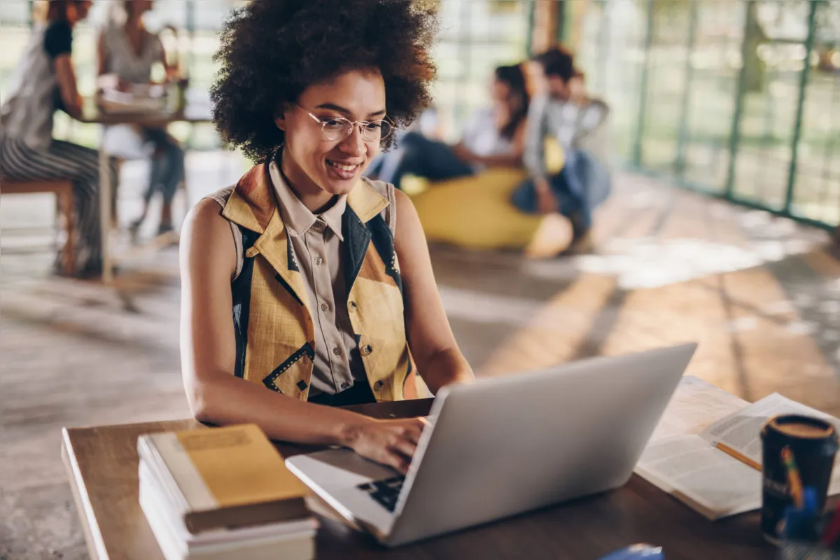 Para os mais jovens, algumas instituições oferecem bolsas de estudo online