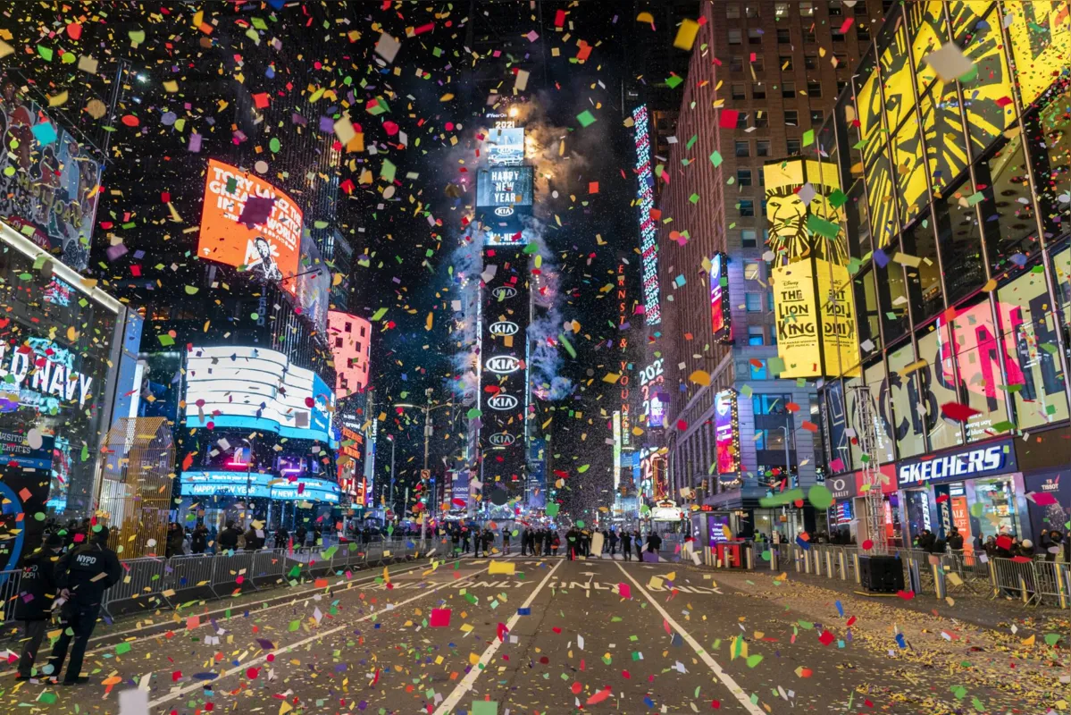 A bola começa a cair no Ano Novo em uma Times Square quase vazia na cidade de Nova York