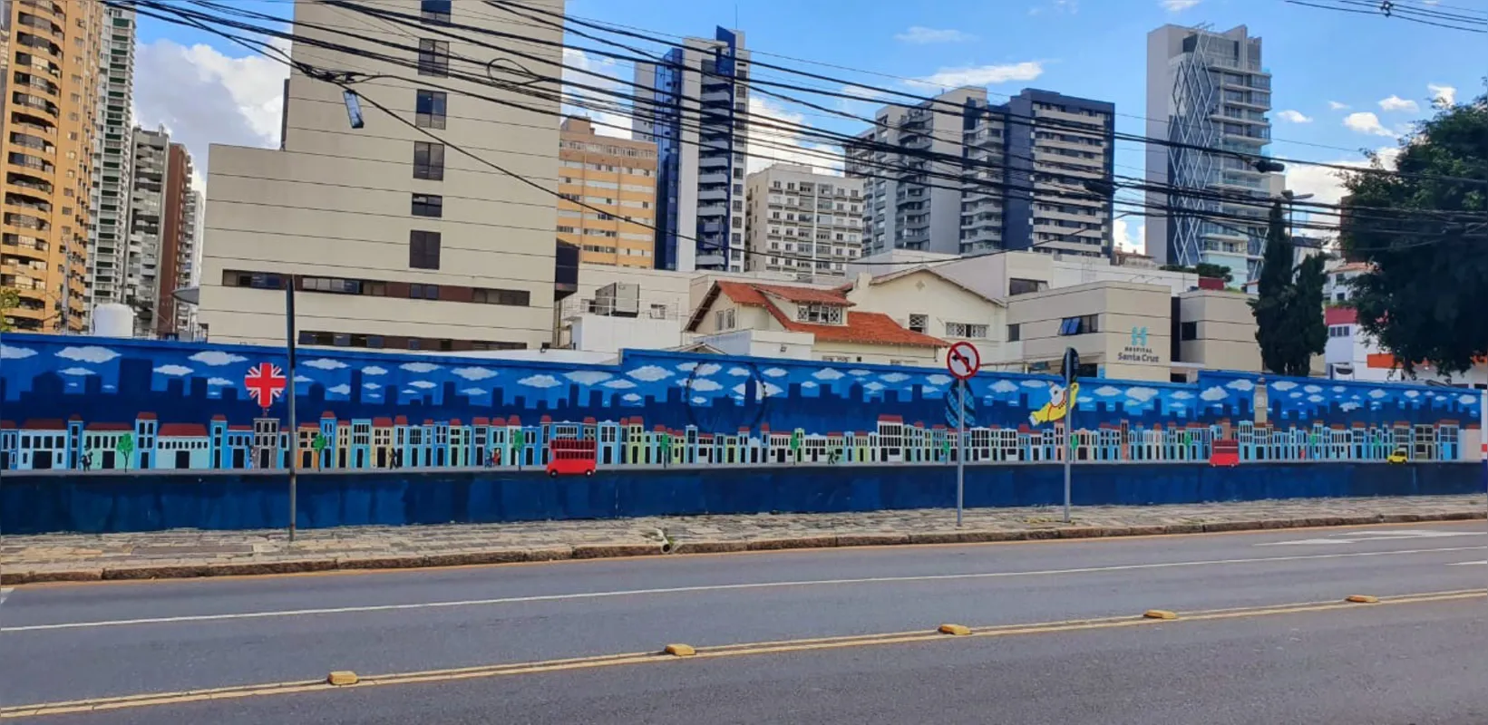 Mural criado por Marco Jacobsen ocupa um grande espaço na avenida Batel: uma obra de parar para se olhar