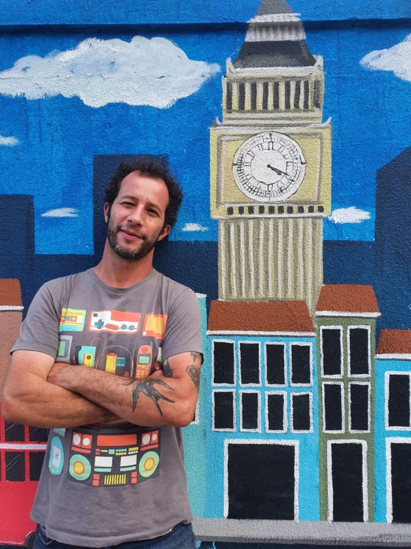 Marco Jacobsen, o criador do mural que traz símbolos da cultura britânica