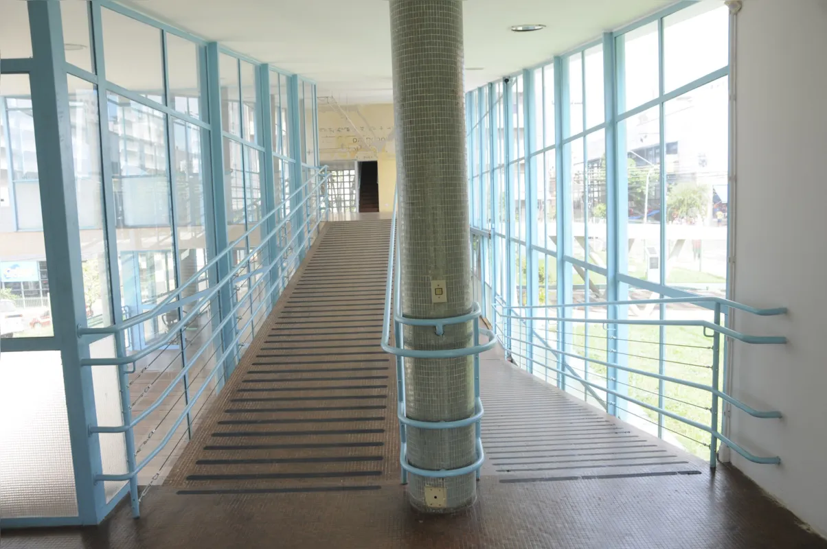No espaço interno do Museu, as rampas e a permeabilidade dos vidros ressaltam as linhas do prédio que deverá ser tombado pelo Iphan