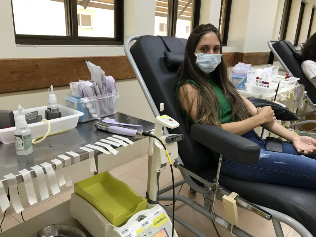 "Foi bem tranquilo e estou feliz em poder ajudar”, diz Ana Caroline Maciel, 24, ao doar sangue pela primeira vez