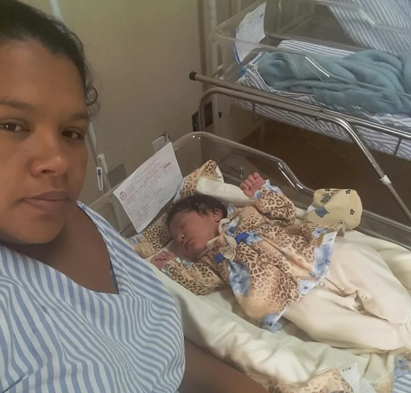 Marlene Ortis com a filha recém-nascida
