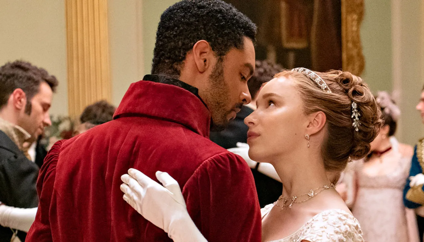 Simon (Regé-Jean Page) e Daphne (hoebe Dynevor) formam o par central da deliciosa comédia romântica