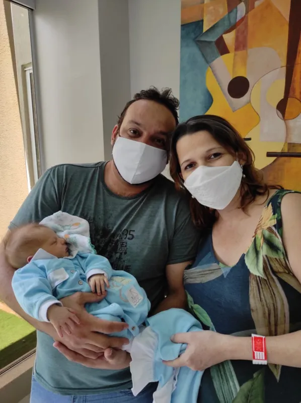 osé Osvaldo e Keyla Silveira Rodrigues com o filho recém-nascido