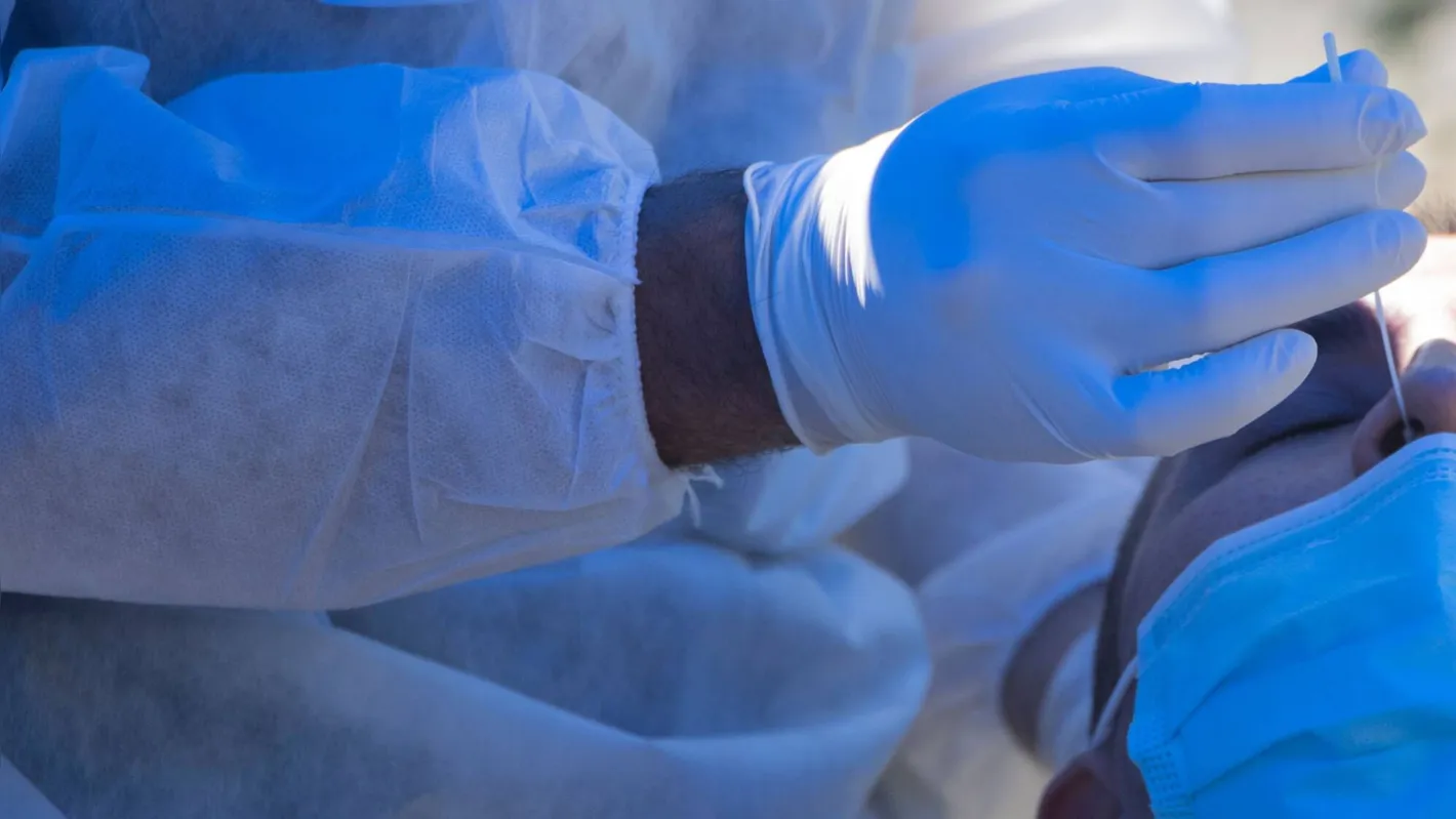 Ainda que a vacinação esteja no horizonte, a perspectiva de que a pandemia seja contida é uma realidade muito distante de ser alcançada