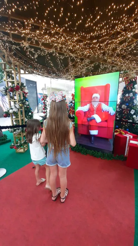 No Londrina Norte Shopping Papai Noel atende as crianças ao vivo, direto do Polo Norte.