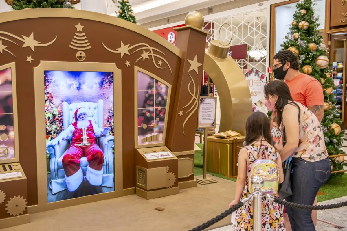 Um cenário de sonhos foi montado no Catuí Shopping  onde Papai Noel também atende por vídeo