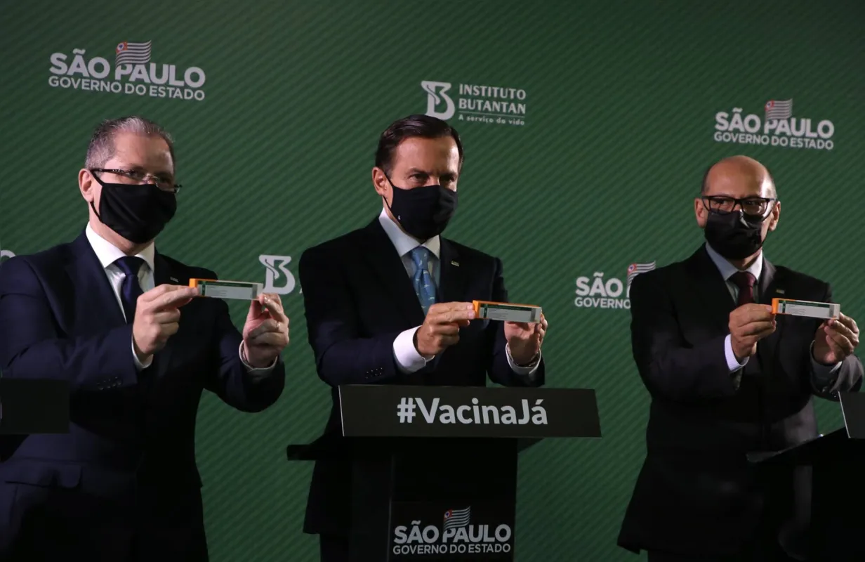 "Nós conseguimos a vacina do Brasil, que vai salvar milhões de brasileiros. Temos a vacina em solo, em condições de começar a vacinação", disse o governador João Doria (PSDB-SP). 