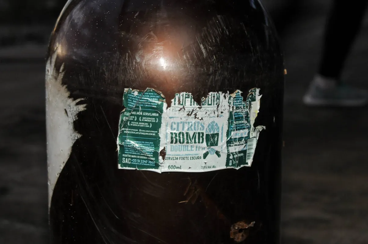 Imagem ilustrativa da imagem Pegadinha? Barris com rótulo falso de 'lixo radioativo' são abandonados em fábrica desativada em Londrina