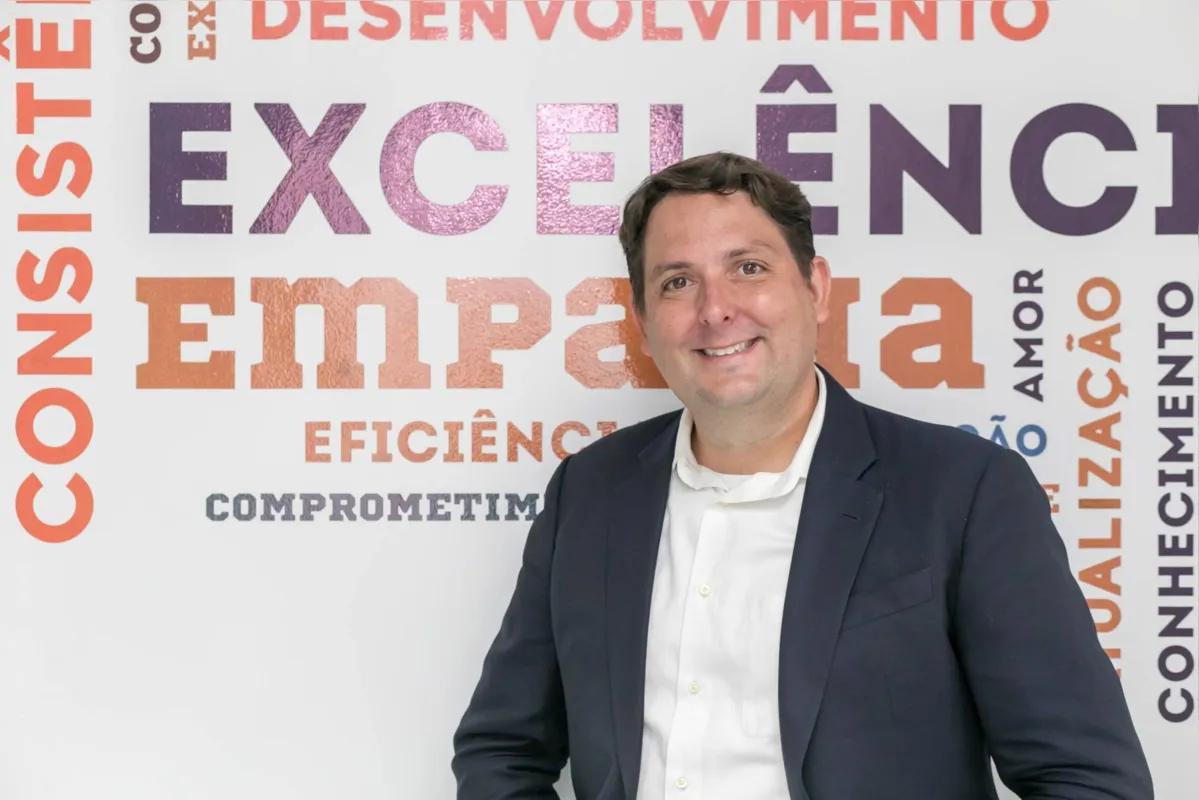 Passos  para uma recolocação mais rápida e assertiva

Currículo: precisa estar muito adequado aos objetivos da instituição em que quer trabalhar. Portanto, alinhe o seu objetivo com o propósito desse lugar e o cargo para qual está aplicando, dessa forma o recrutador tem maior conhecimento sobre sua trajetória. Também não deixe de colocar informações pessoais, já que isso torna o processo mais humano. 

Evite a timidez:  Embora seja um momento de tensão e nervosismo para a maioria dos candidatos, normalmente o entrevistador está interessado em ver brilho no olhar e força de vontade, então é importante demonstrar essas características. Lembre-se de conhecer a história da empresa para colocar isso em prática durante a entrevista. 

Alavanque suas competências: a entrevista é o momento certo para demonstrar como você pode colaborar para o crescimento da empresa, então fale sobre suas experiências profissionais e desenvolvimento pessoal, os projetos que participou e também tente relacioná-los com o propósito dessa companhia
