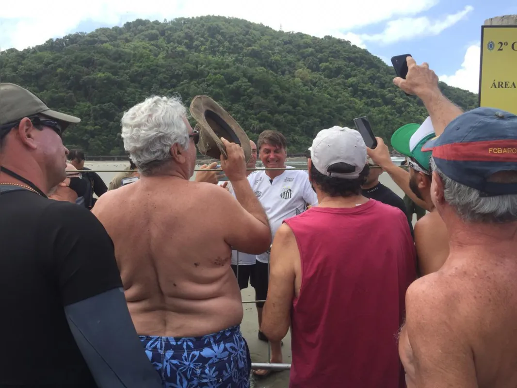 Banhistas se aproximam do presidente  na Praia Grande, em São Paulo 