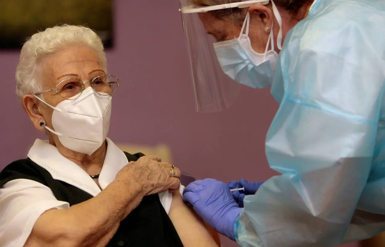 Araceli Hidalgo Sánchez, 96 anos, foi a primeira espanhola a ser vacinada, campanha começou pelos asilos
