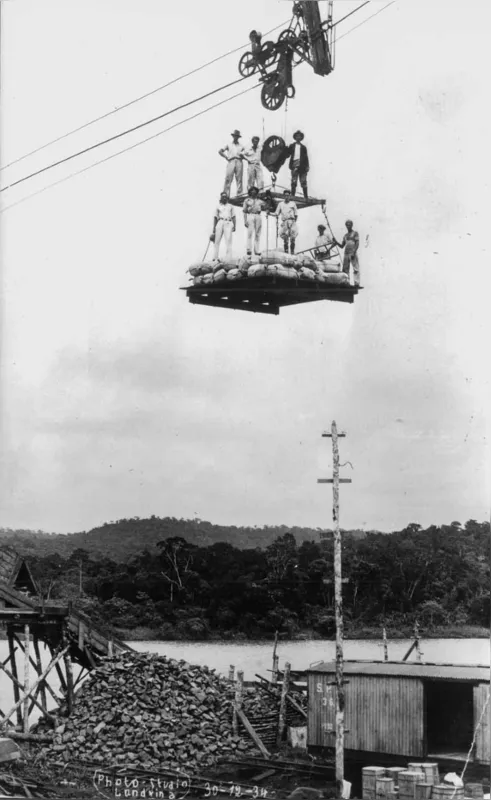A imagem emblemática da construção da ponte sobre o rio Tibagi
