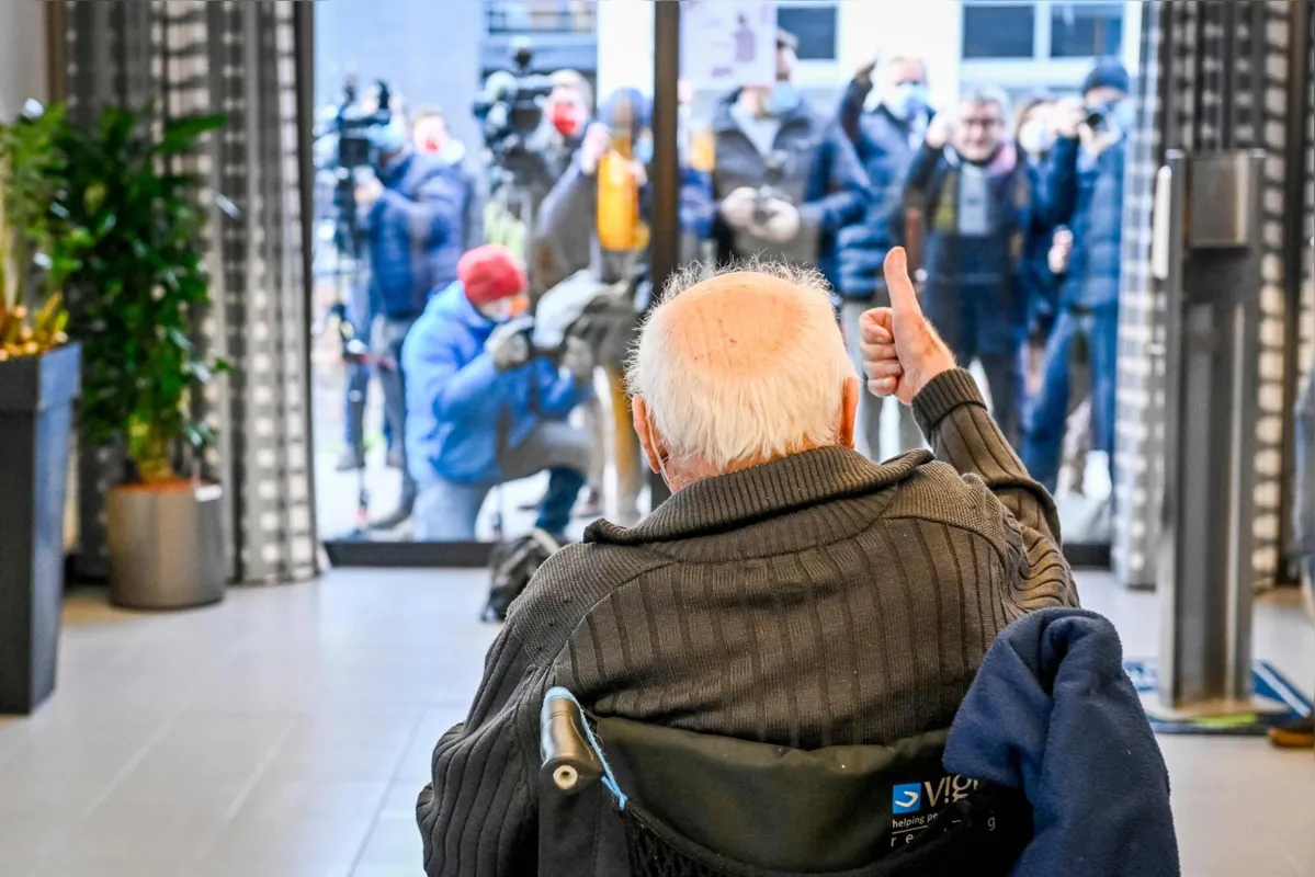 Em Flandres, a primazia na vacinação foi de Jos Hermans, de 96 anos