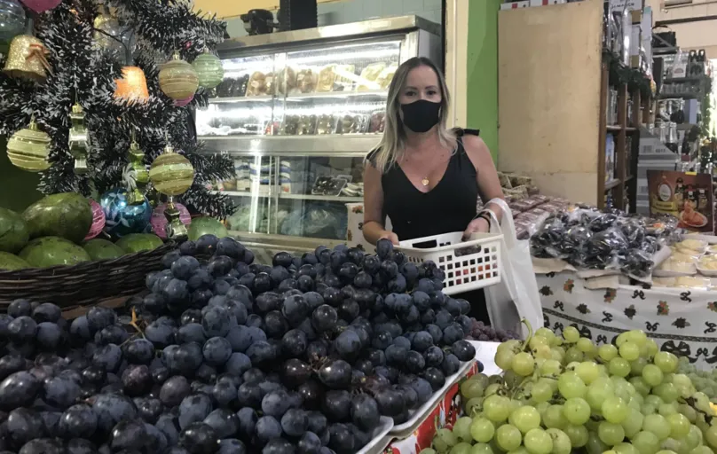 Andréa Ruy: "Fiz questão de vir hoje  comprar frutas frescas"