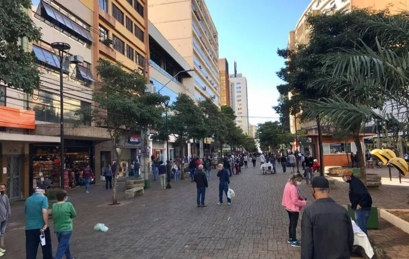 O comércio de rua de Londrina vai continuar funcionando, de segunda (11) a sexta (15) da semana que vem, das 9h30 às 18h30. 