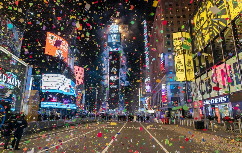 A bola começa a cair no Ano Novo em uma Times Square quase vazia na cidade de Nova York