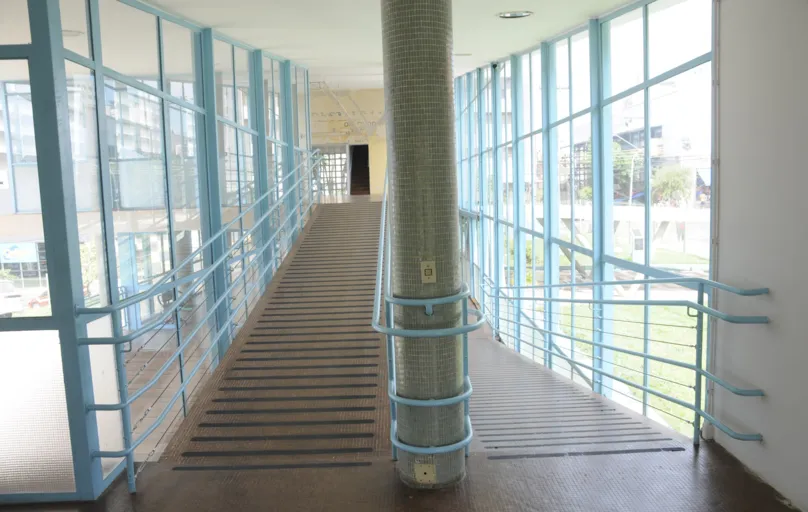 No espaço interno do Museu, as rampas e a permeabilidade dos vidros ressaltam as linhas do prédio que deverá ser tombado pelo Iphan