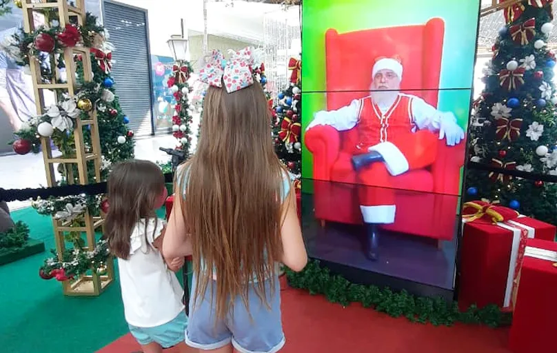 No Londrina Norte Shopping Papai Noel atende as crianças ao vivo, direto do Polo Norte.