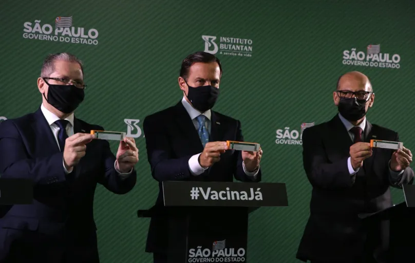 "Nós conseguimos a vacina do Brasil, que vai salvar milhões de brasileiros. Temos a vacina em solo, em condições de começar a vacinação", disse o governador João Doria (PSDB-SP). 