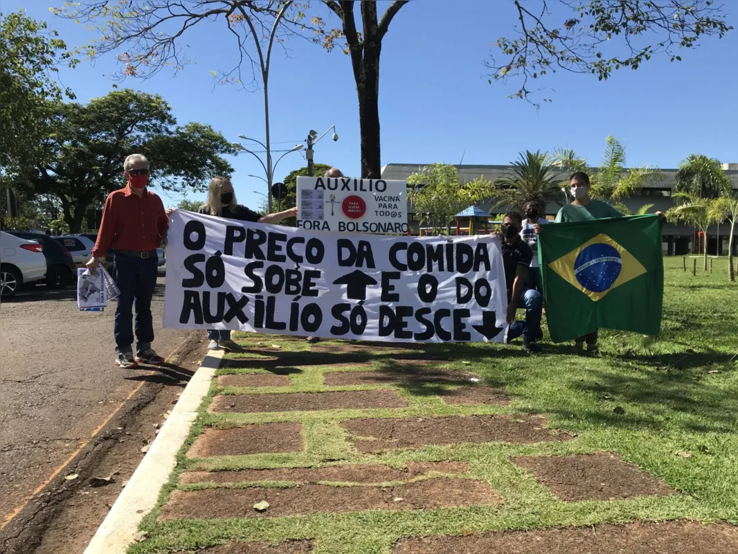 Manifestantes se concentraram no estacionamento do centro cívico de Londrina 