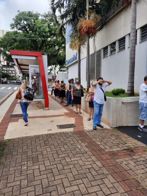 Imagem ilustrativa da imagem A CIDADE FALA - Fila