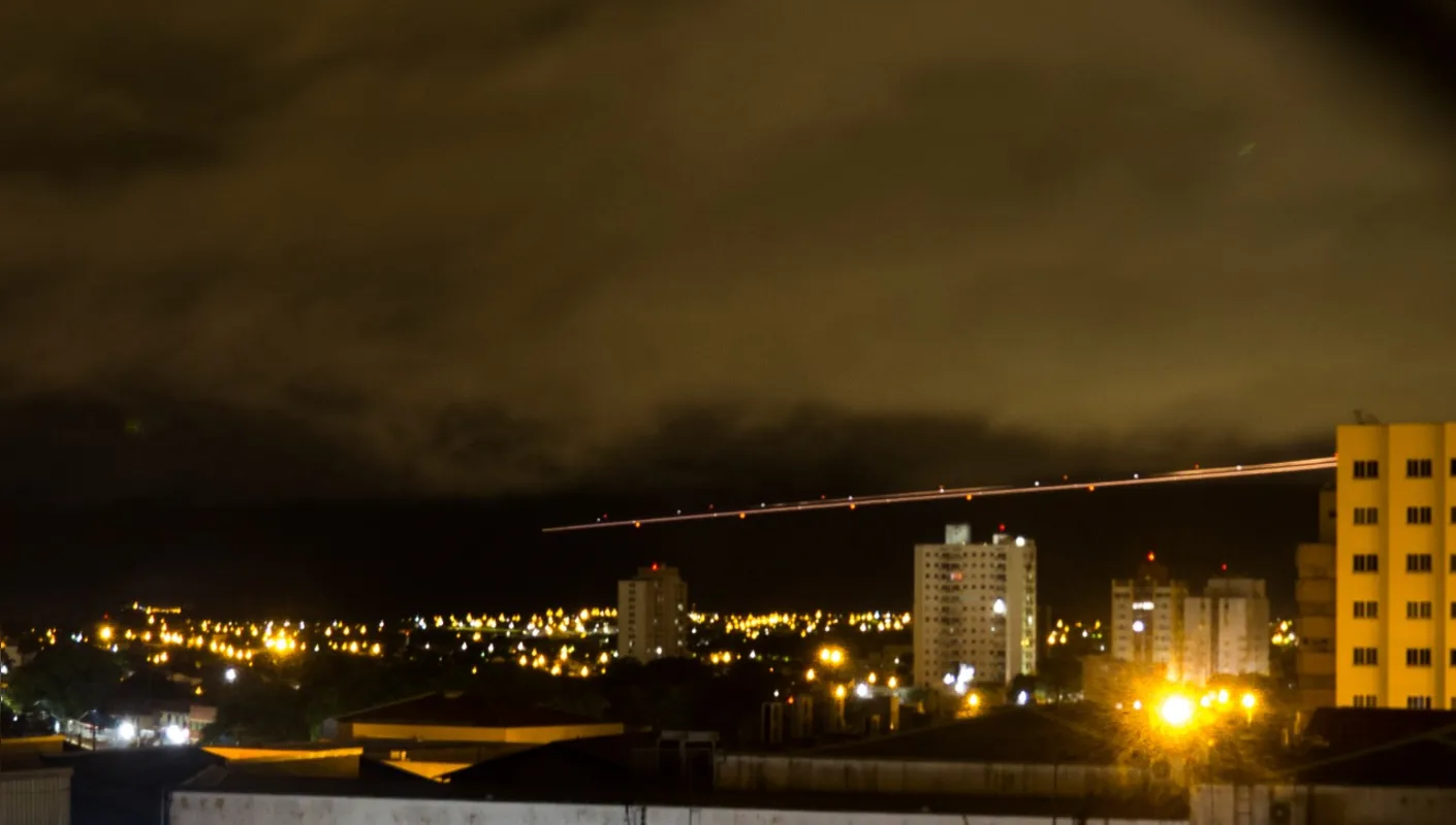 Imagem ilustrativa da imagem A CIDADE FALA - Rastro de Luz