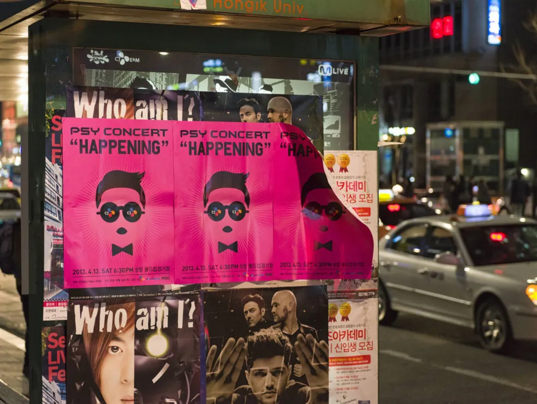 Cartaz de show do rapper sul-coreano Psy em rua de Seul em 2013: sua música "Gangnam Style" atingiu um bilhão de visualizações no YouTube e abriu as portas para o K-pop no mundo 
