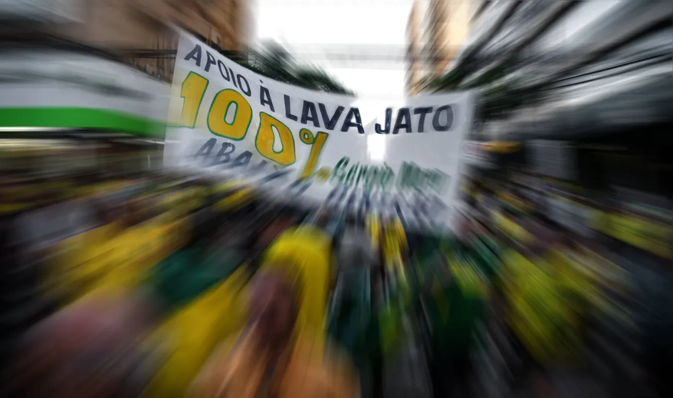 Imagem ilustrativa da imagem 'Ao invés de cobrir, boa parte da mídia deu cobertura à Lava Jato'