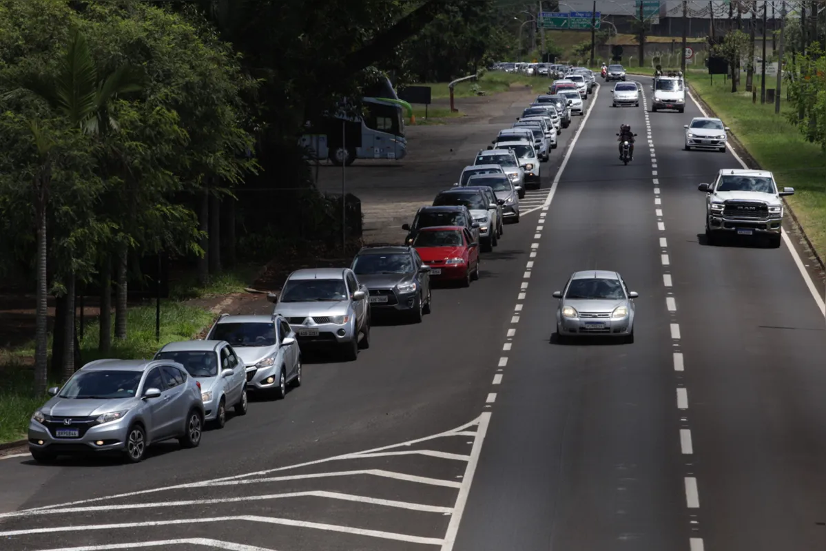 Imagem ilustrativa da imagem “Apressados” causam lentidão em drive-thru da vacina