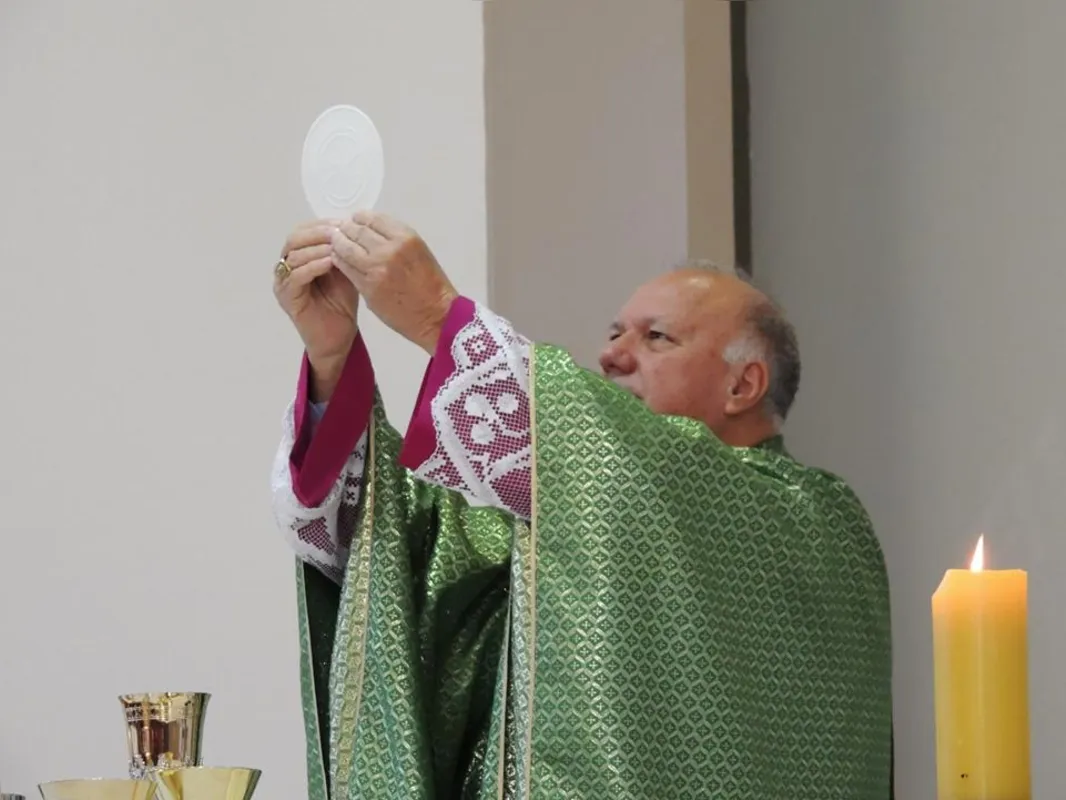 O arcebispo Mauro Aparecido dos Santos, de Cascavel, no oeste do Paraná, apresentou melhora no quadro de saúde, depois de ter sido transferido para a UTI (Unidade de Terapia Intensiva) da ala Covid-19 e entubado, na madrugada de sexta-feira (19), em um hospital particular da cidade. 