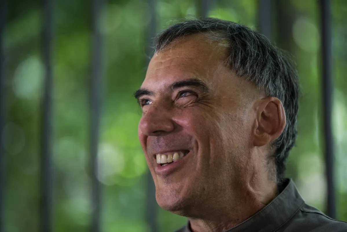 Arnaldo Antunes: ""A gente vê as pessoas mais horrorosas sendo aplaudidas, pessoas passando a ter orgulho do que antes era motivo de vergonha. De certa forma, só estar fazendo poesia já é um ato de subversão"