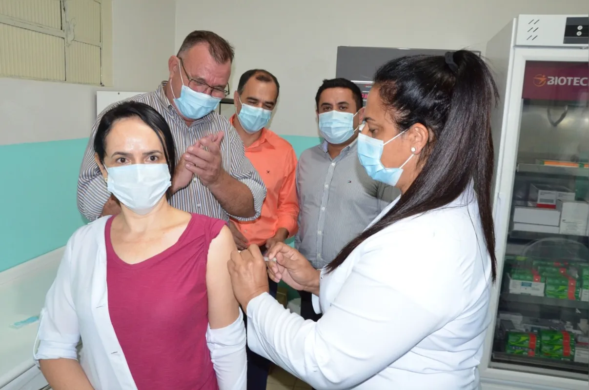 A técnica de enfermagem Claudiana Piedade Neves foi a primeira profissional da saúde a ser imunizada. Foi ela quem coletou o primeiro exame que positivou em Assaí para a doença.