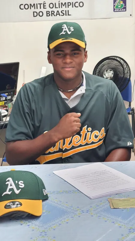 O atleta Sulivan Almeida (17) tornou-se o mais novo brasileiro a assinar um contrato profissional com um time da MLB (Major League Baseball), maior liga de beisebol do mundo. O jogador firmou acordo no dia 15 deste mês, com o Oakland Athletics, um dos mais tradicionais clubes da costa oeste norte-americana.