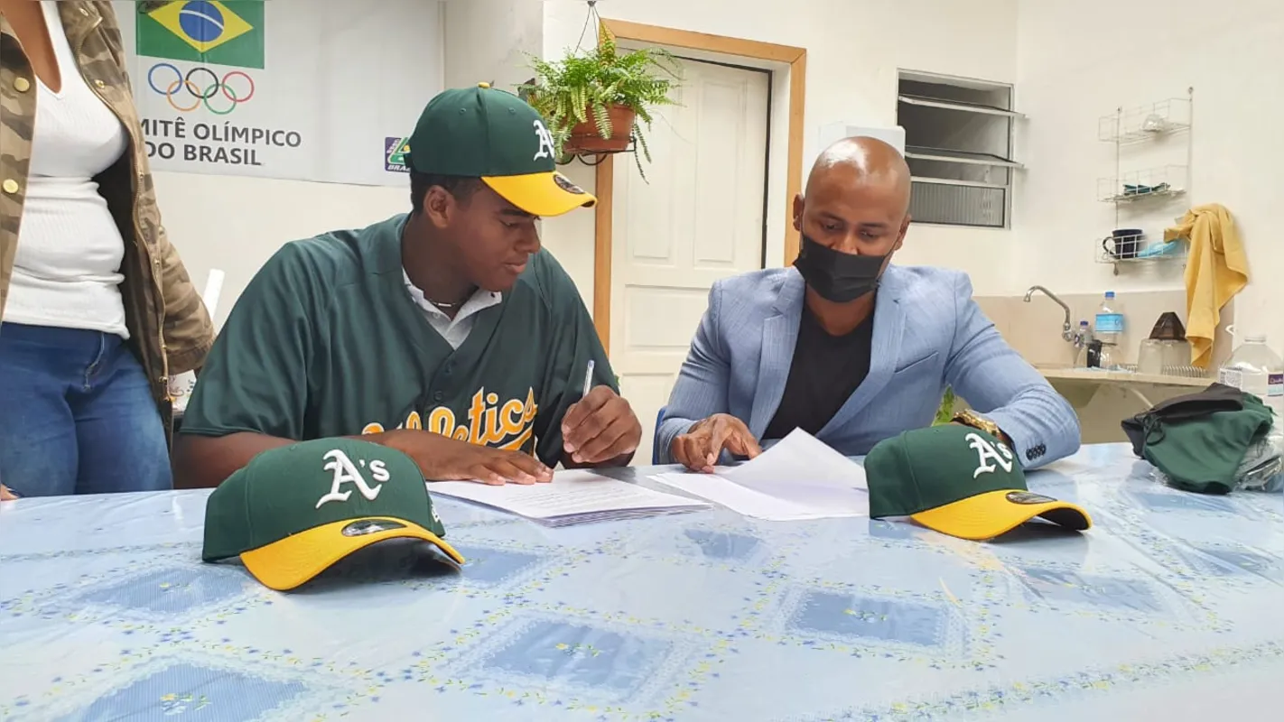 O atleta Sulivan Almeida (17) tornou-se o mais novo brasileiro a assinar um contrato profissional com um time da MLB (Major League Baseball), maior liga de beisebol do mundo. O jogador firmou acordo no dia 15 deste mês, com o Oakland Athletics, um dos mais tradicionais clubes da costa oeste norte-americana.