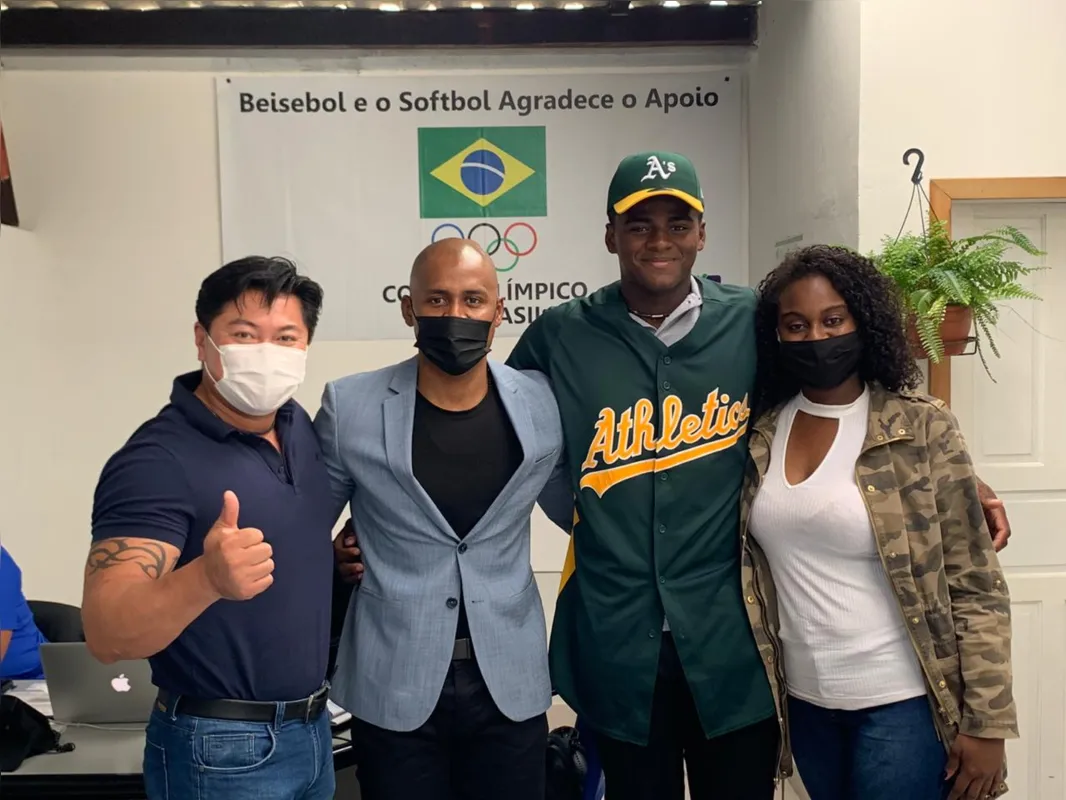 O atleta Sulivan Almeida (17) tornou-se o mais novo brasileiro a assinar um contrato profissional com um time da MLB (Major League Baseball), maior liga de beisebol do mundo. O jogador firmou acordo no dia 15 deste mês, com o Oakland Athletics, um dos mais tradicionais clubes da costa oeste norte-americana.