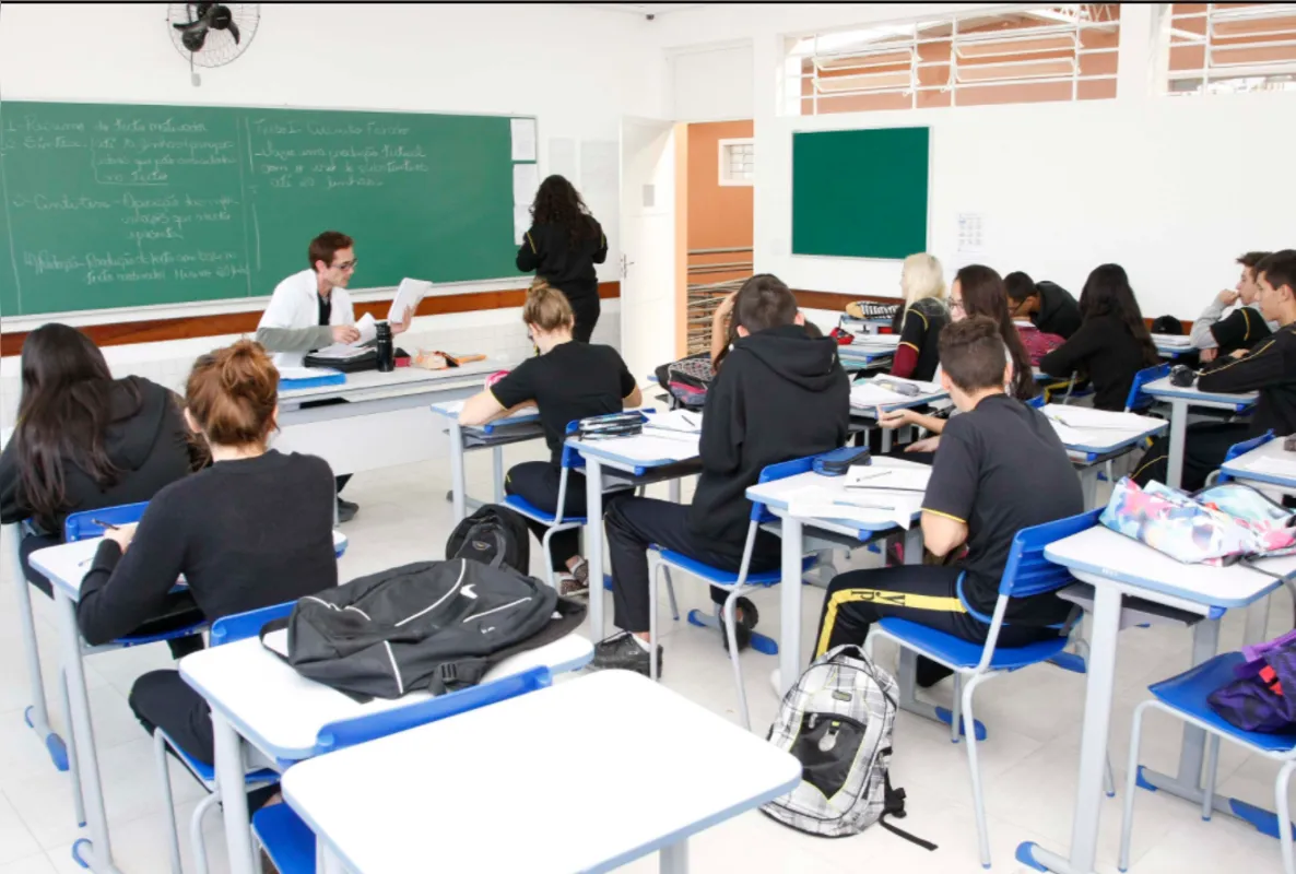 A Secretaria de Estado da Educação e do Esporte publicou resolução determinando que professores do grupo de risco poderão assumir aulas extraordinárias.