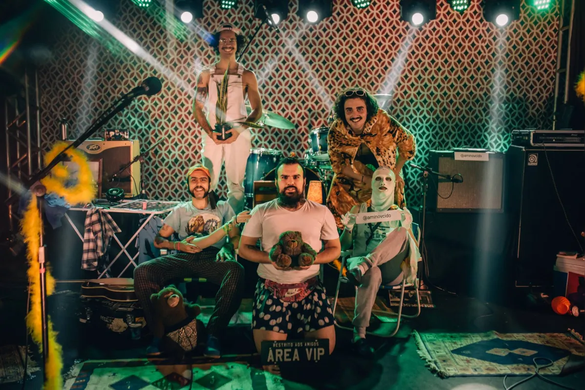 Imagem ilustrativa da imagem Banda londrinense Aminoácido lança novo álbum nesta sexta com o clipe 'Carinho Safadeza'