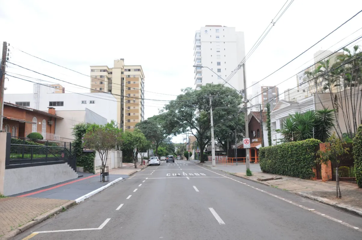 Imagem ilustrativa da imagem Bares e restaurantes têm queda de até 80% no movimento com lei seca
